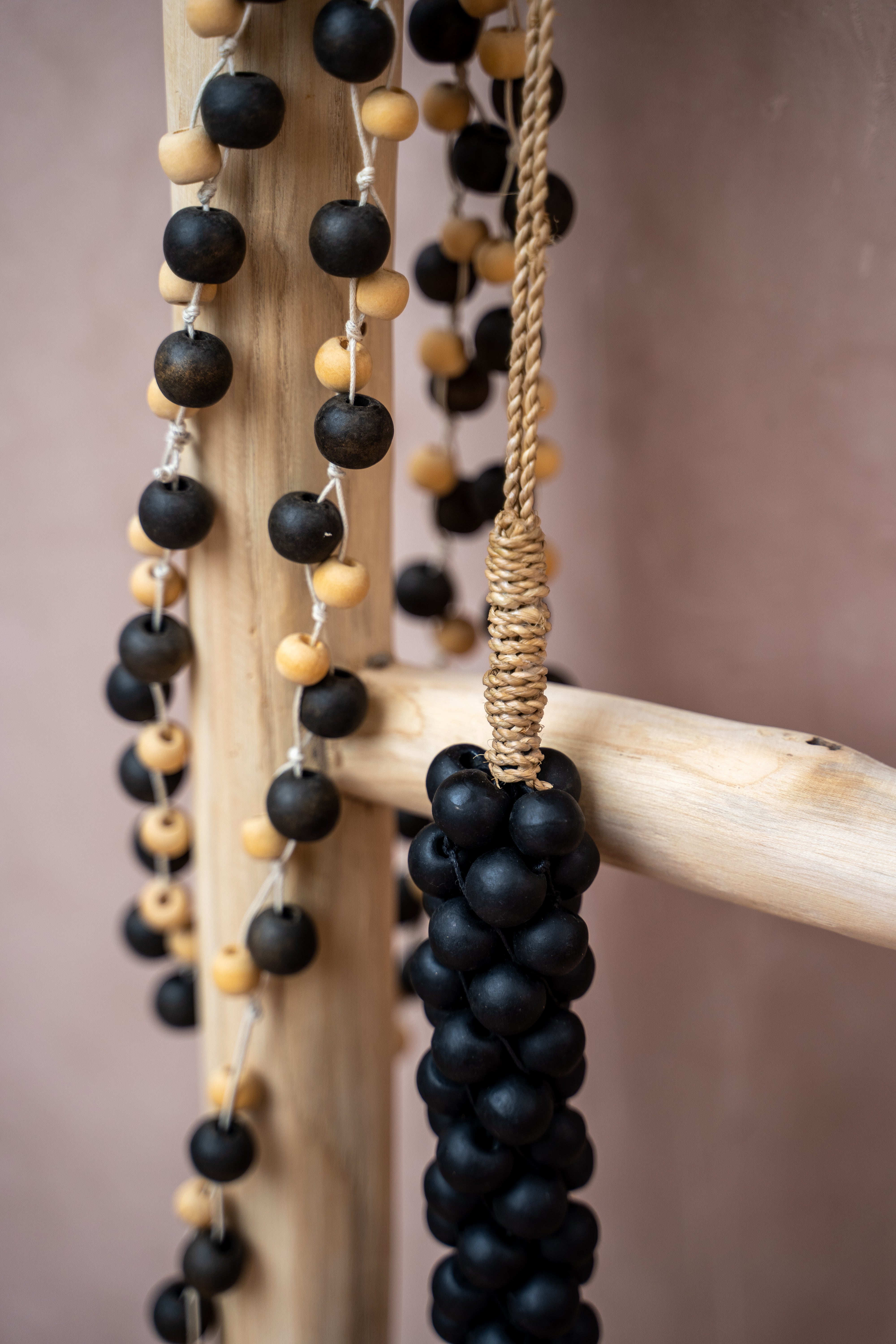 Bazar Bizar De Wooden Beads met Katoen Hangdecoratie - Zwart